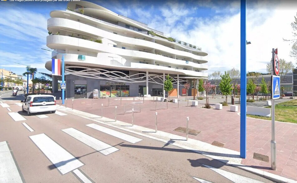 Retail in Mandelieu-la-Napoule for lease - Building Photo - Image 1 of 3