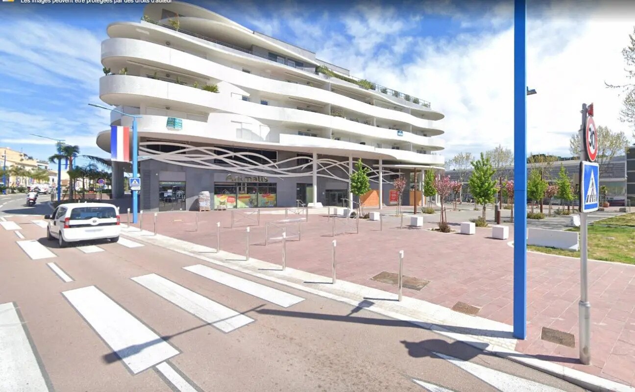 Retail in Mandelieu-la-Napoule for lease Building Photo- Image 1 of 4