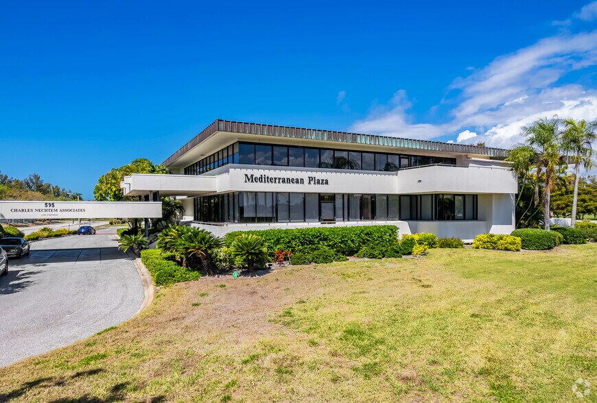 595 Bay Isles Rd, Longboat Key, FL for sale - Primary Photo - Image 1 of 1