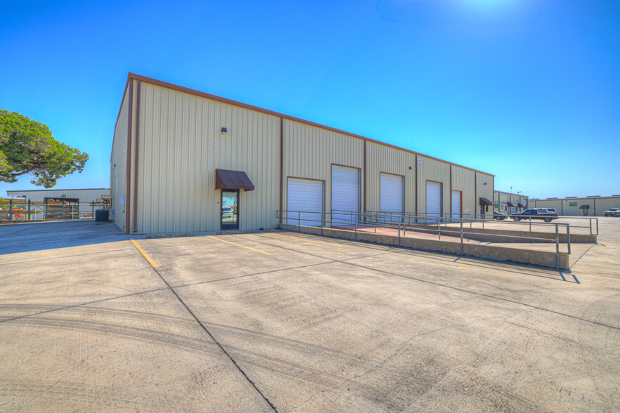 3526 Loop 337 Ste. 100 loop, New Braunfels, TX for lease - Primary Photo - Image 1 of 24