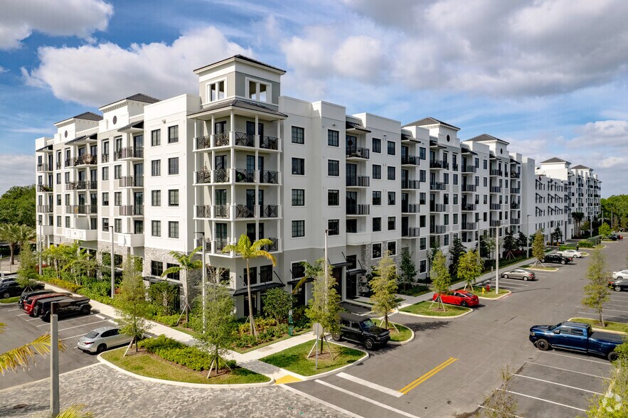 1711 N University Dr, Plantation, FL for lease - Primary Photo - Image 1 of 50