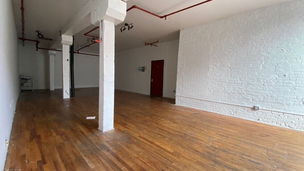 333 Scholes St, Brooklyn, NY for lease - Building Photo - Image 3 of 24