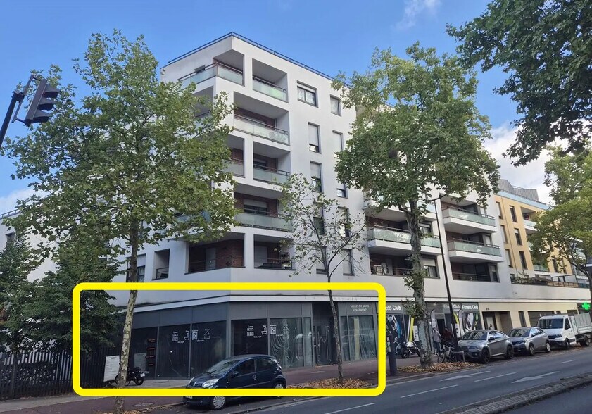 Retail in Rueil-Malmaison for lease - Building Photo - Image 1 of 3