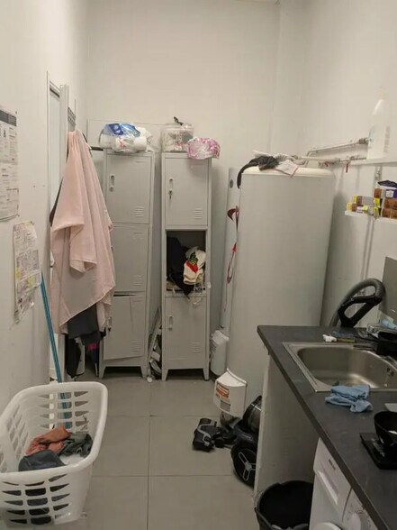 Retail in Villeneuve-Loubet for lease - Interior Photo - Image 3 of 4