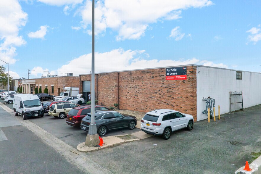 225 Buffalo Ave, Freeport, NY for sale - Primary Photo - Image 1 of 1