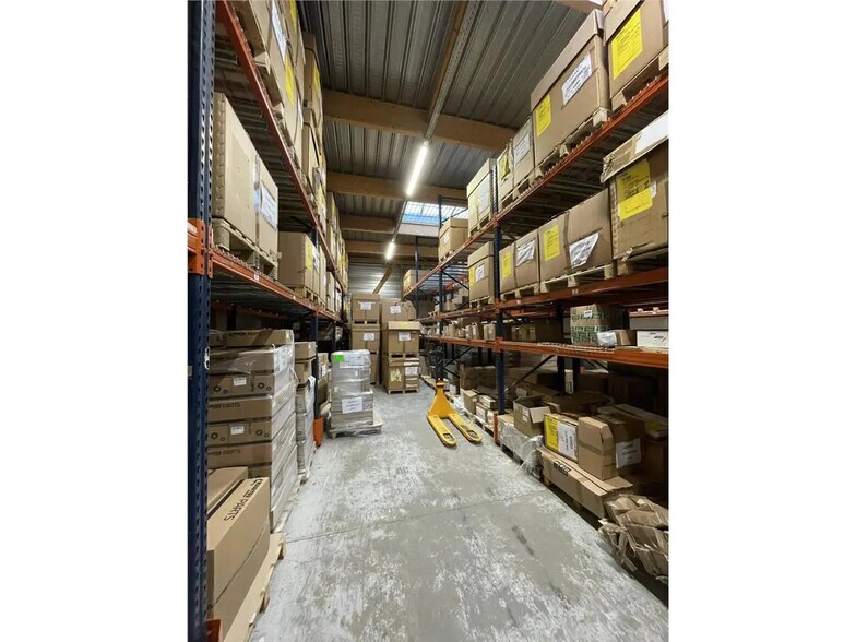 Flex in Fondettes for lease - Interior Photo - Image 2 of 15