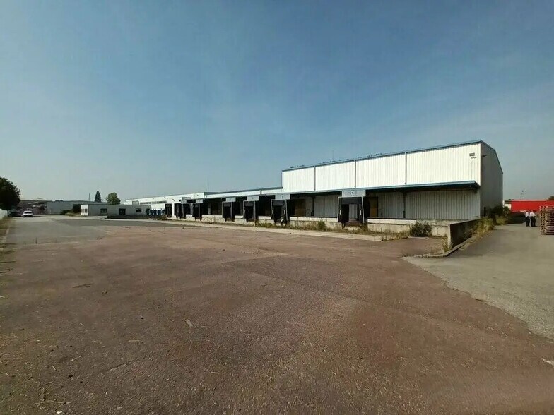 Industrial in Sandouville for sale - Building Photo - Image 1 of 1