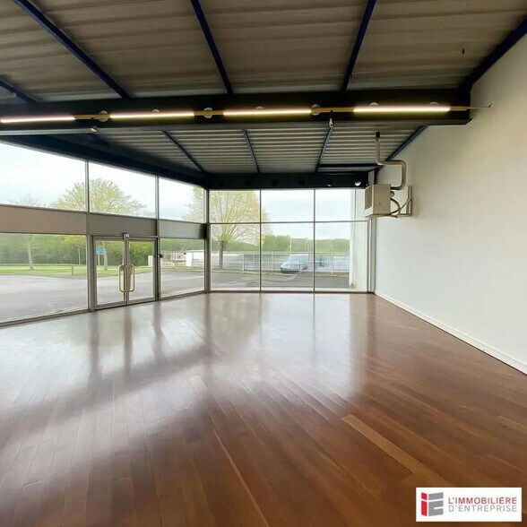 Retail in Chantepie for lease - Building Photo - Image 1 of 7