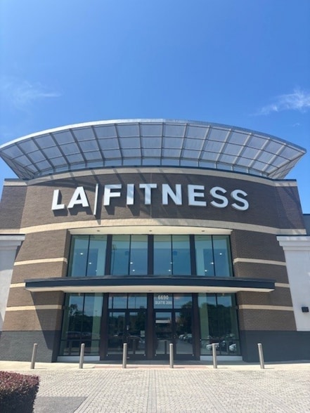 6690 NE Roswell Rd, Atlanta, GA for lease - Building Photo - Image 1 of 8