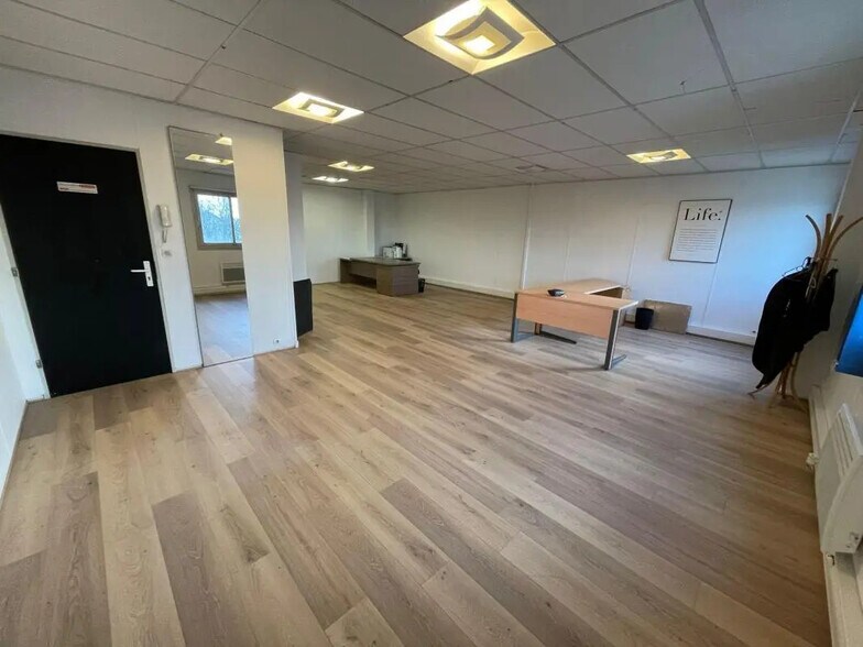 Office in Neuilly-sur-Marne for lease - Building Photo - Image 2 of 7