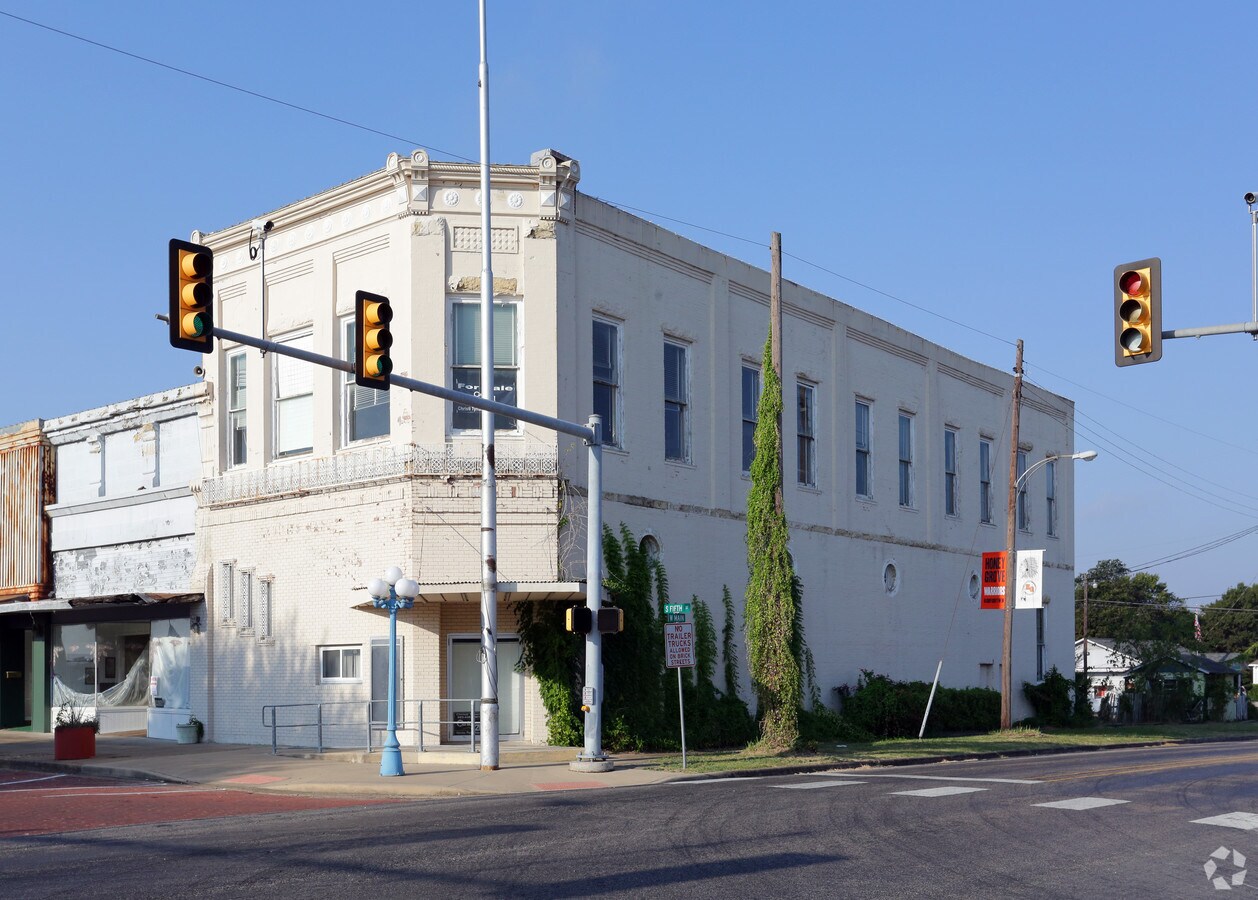 495 5th St, Honey Grove, TX 75446