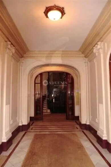 Office in Paris for lease - Lobby - Image 2 of 12