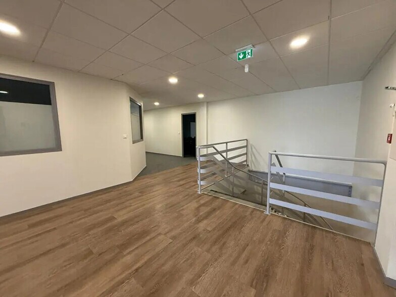 Flex in Besançon for lease - Interior Photo - Image 2 of 4