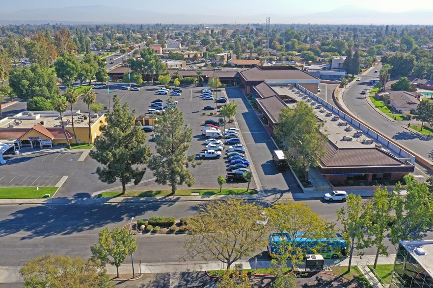 4823 Stockdale Hwy, Bakersfield, CA for lease - Building Photo - Image 1 of 11