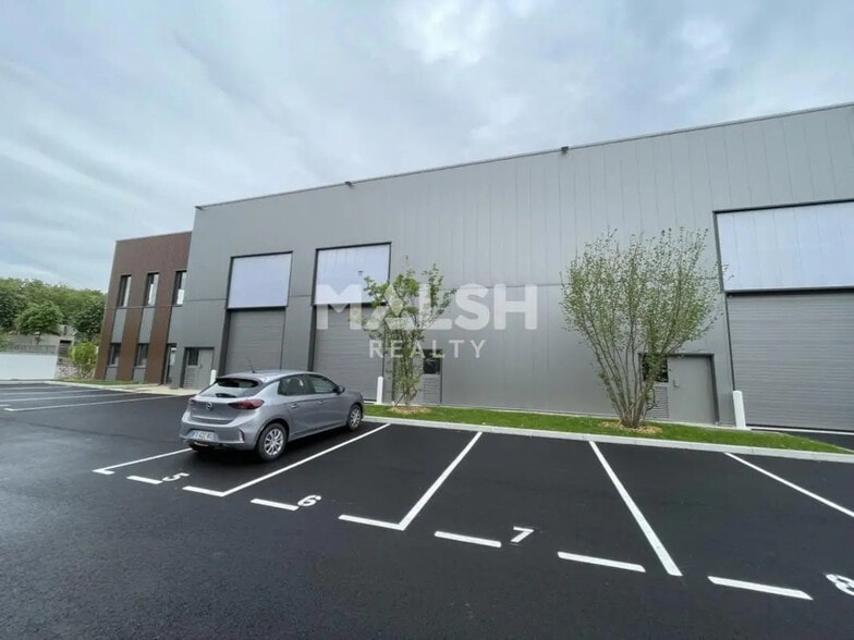 Flex in Saint-Genis-Laval for sale - Building Photo - Image 1 of 12