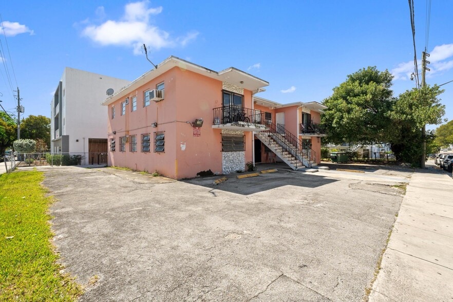 Little Havana Apartment Portfolio portfolio of 2 properties for sale on LoopNet.com - Building Photo - Image 3 of 11