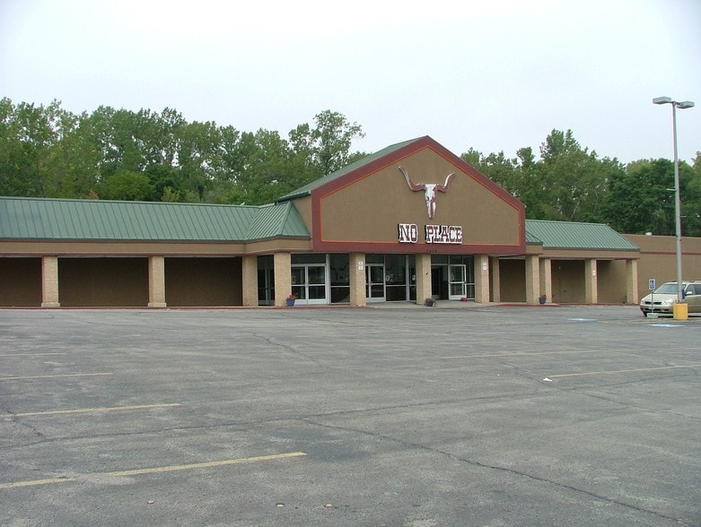 3400-3512 S 22nd St, Saint Joseph, MO for sale - Building Photo - Image 1 of 1