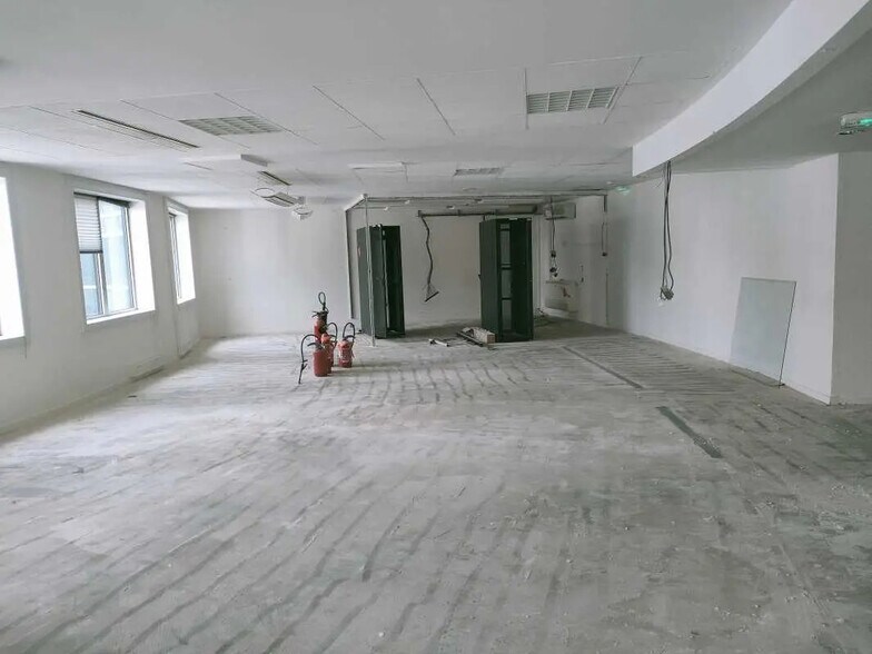 Office in Bordeaux for lease - Interior Photo - Image 3 of 7