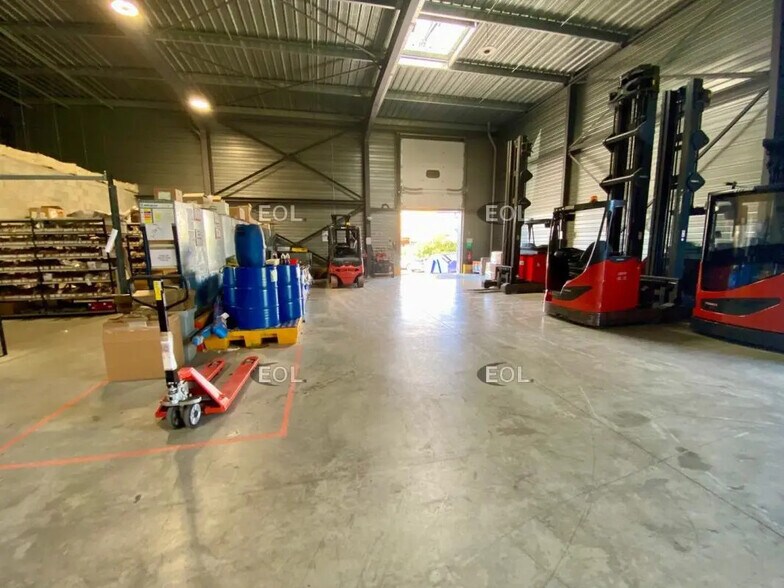 Flex in Saint-Martin-de-Crau for lease - Interior Photo - Image 2 of 3