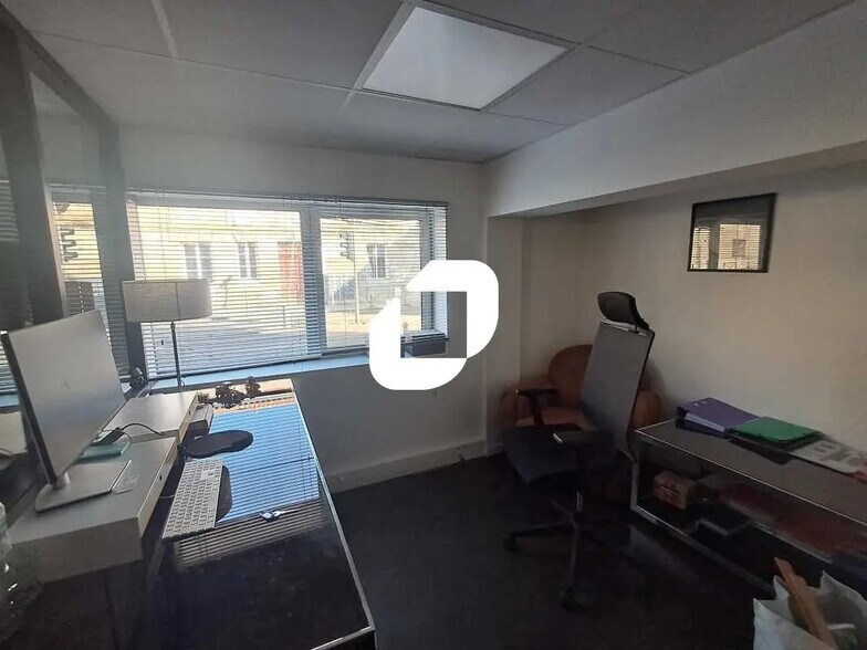 Office in Bordeaux for lease - Interior Photo - Image 2 of 6