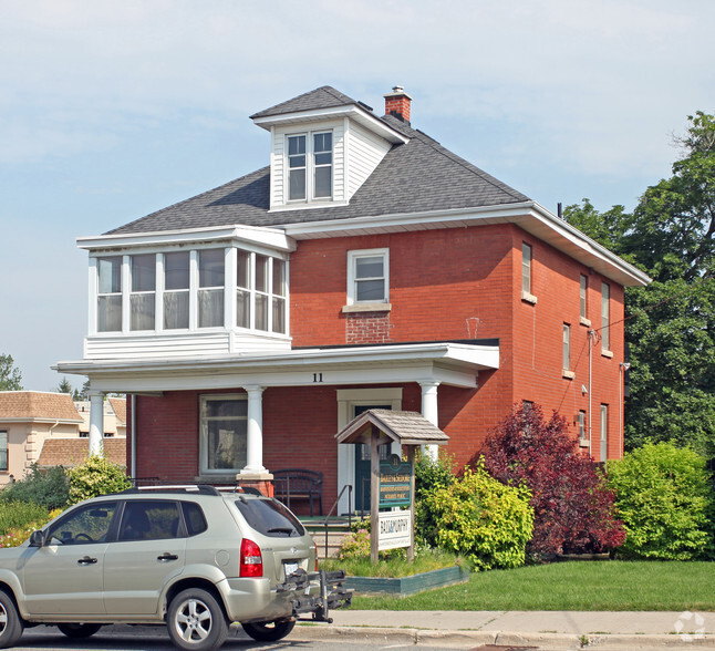 11 Brock St E, Uxbridge, ON for lease - Primary Photo - Image 1 of 3