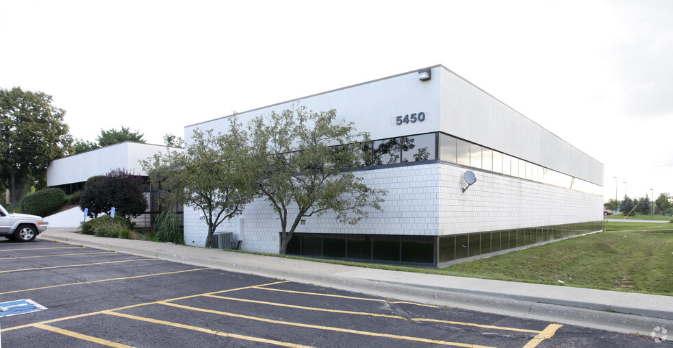 5450 Wansford Way, Rockford, IL for lease - Primary Photo - Image 1 of 10