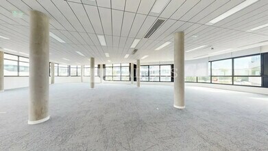 Office in Champagne-au-Mont-d'Or for lease Building Photo- Image 2 of 6