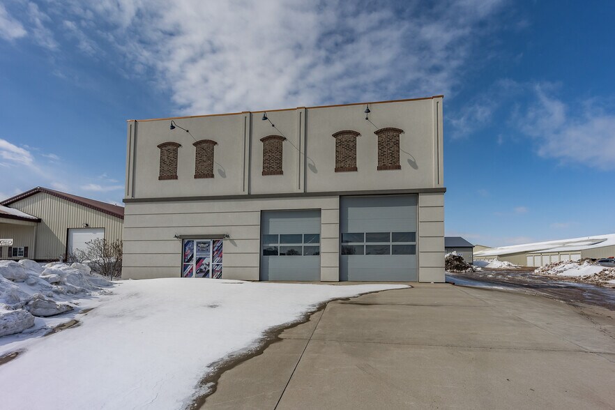 719 N 9th Ave, Brandon, SD for sale - Primary Photo - Image 1 of 1