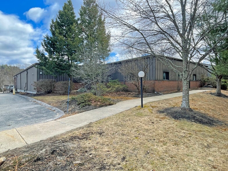 7 Eastpoint Dr, Hooksett, NH for sale - Building Photo - Image 1 of 1