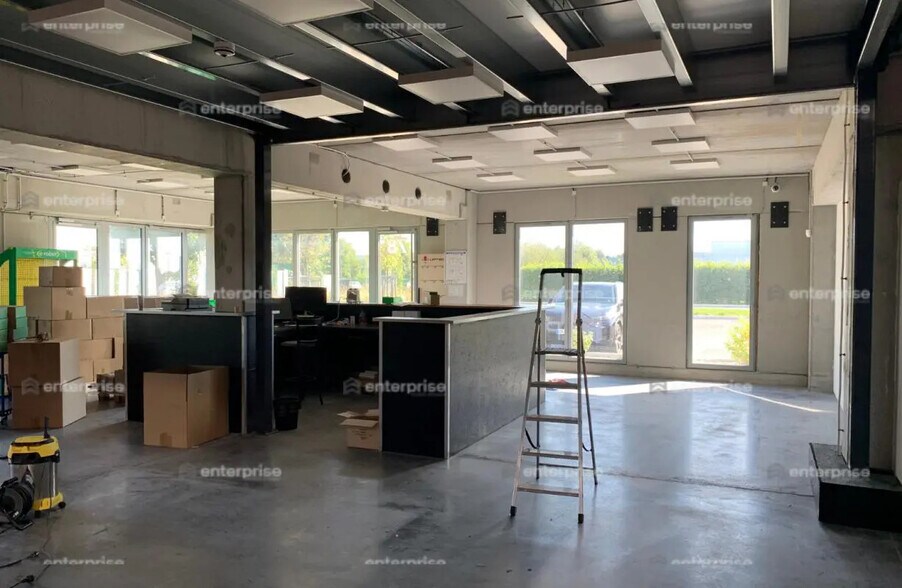 Flex in Avelin for lease - Interior Photo - Image 3 of 10