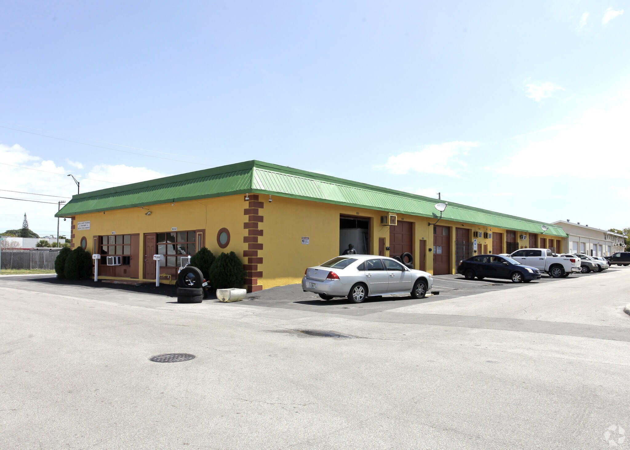 901-919 NE 30th Ct, Oakland Park, FL for sale Primary Photo- Image 1 of 18