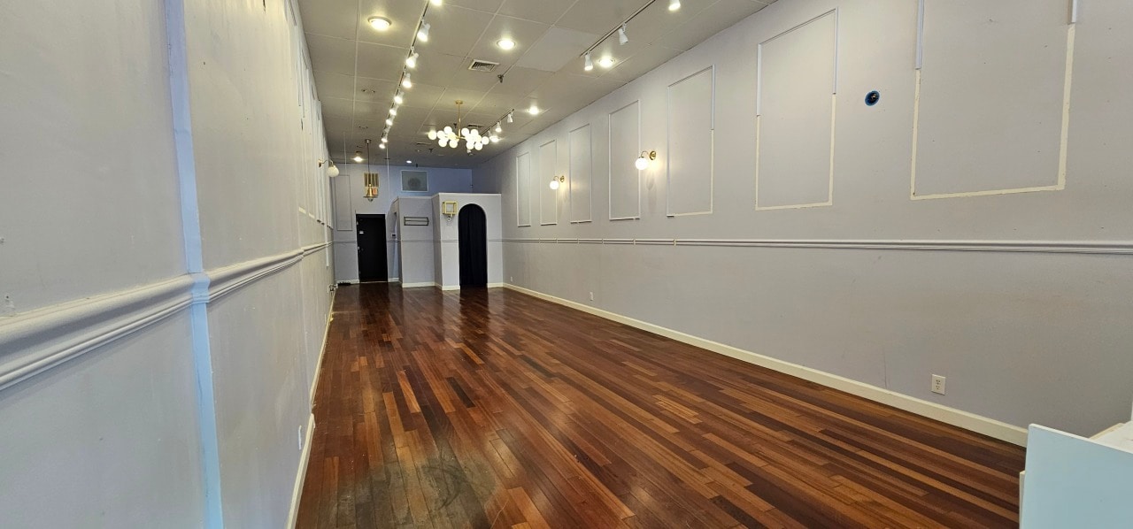 27-33 Middle Neck Rd, Great Neck, NY for lease Interior Photo- Image 1 of 7