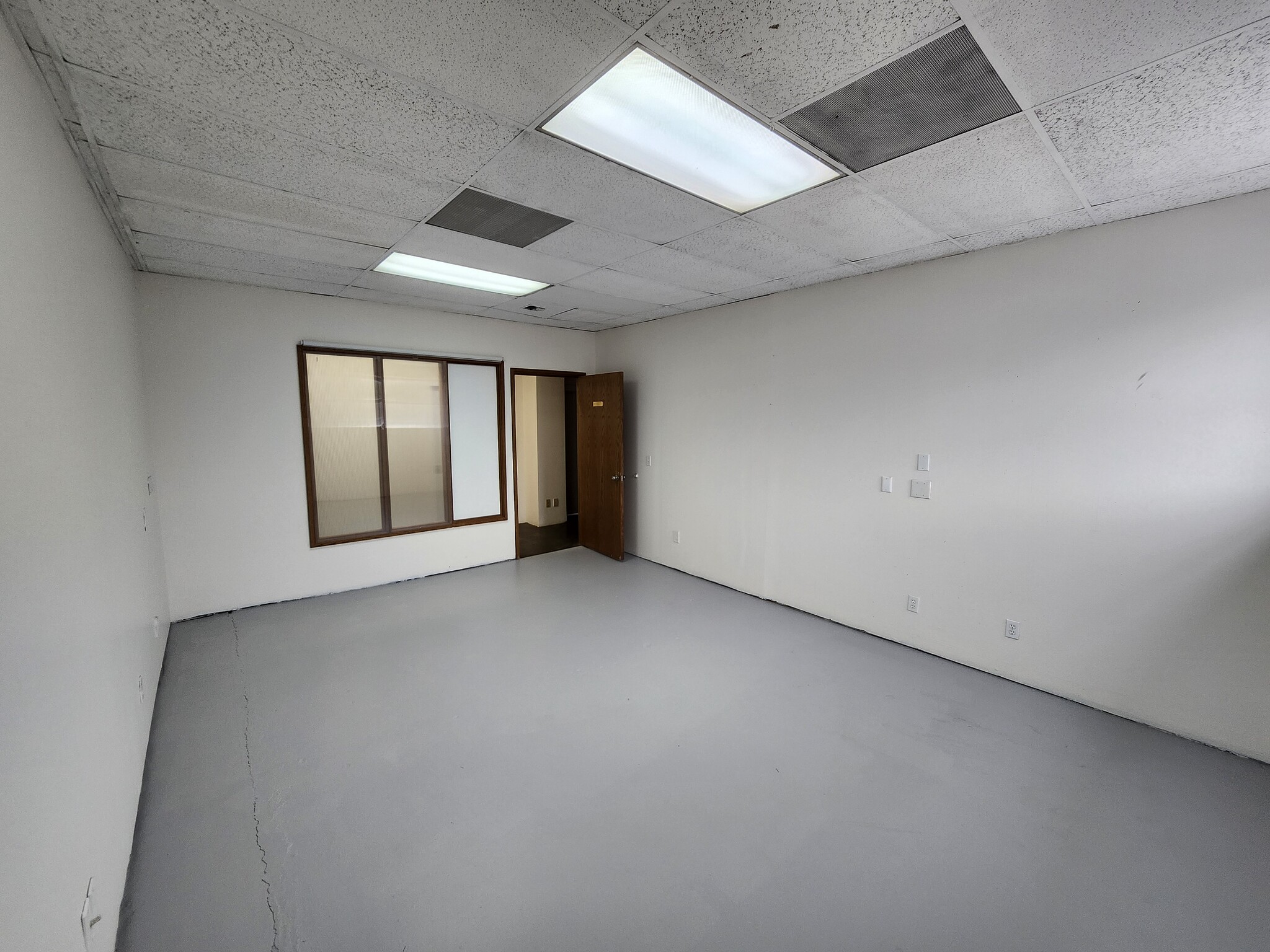 1128 Poplar Pl S, Seattle, WA for lease Interior Photo- Image 1 of 2