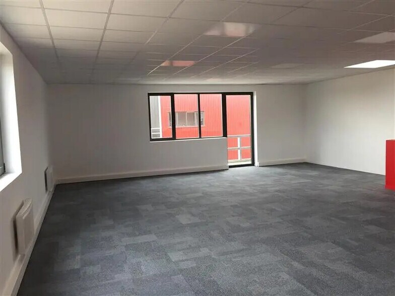 Flex in Saint-Pierre-du-Perray for sale - Building Photo - Image 3 of 9