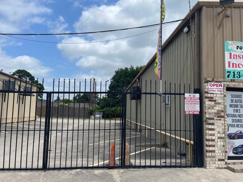 461 W Gulf Bank Rd, Houston, TX for lease - Building Photo - Image 3 of 22