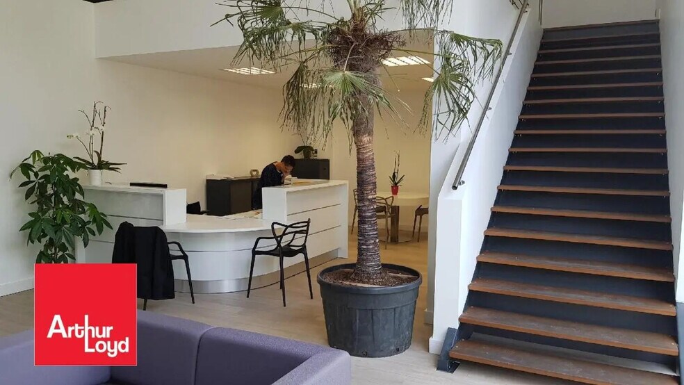 Flex in Chartres for sale - Building Photo - Image 1 of 7