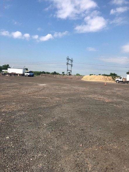 335 Bloomfield Ave, Staten Island, NY for lease - Primary Photo - Image 1 of 3