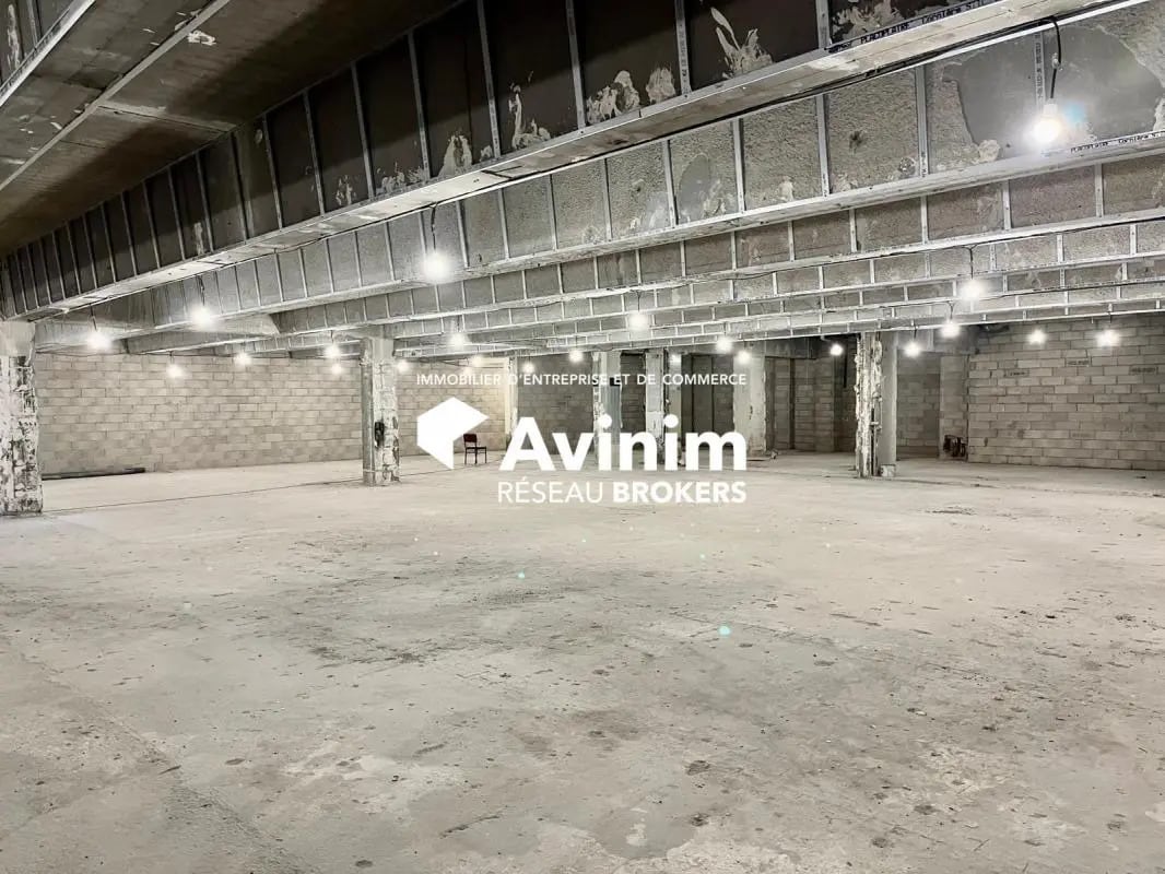 Retail in Aubervilliers for lease Interior Photo- Image 1 of 3