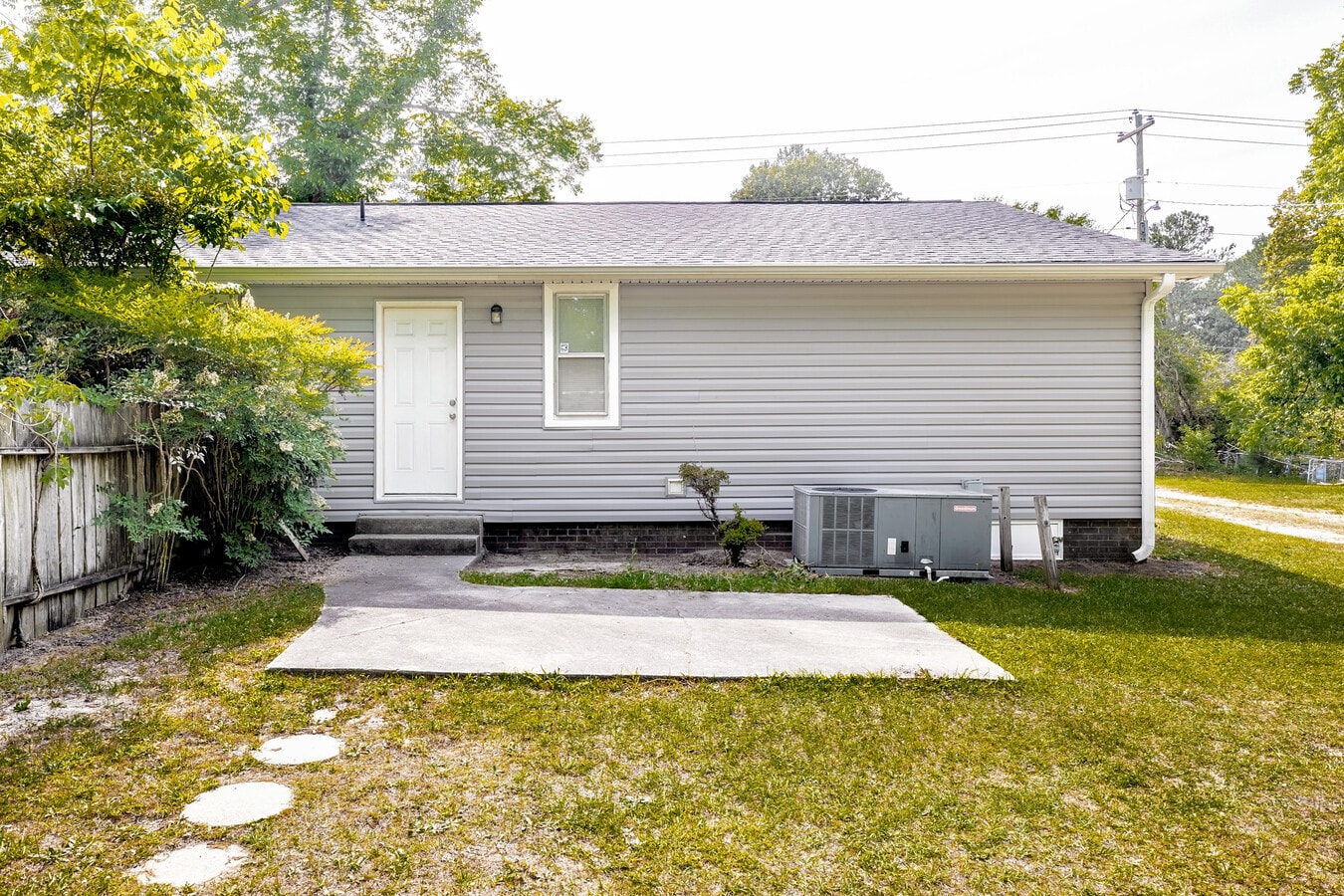 1057 Strickland Bridge Rd, Fayetteville, NC 28304