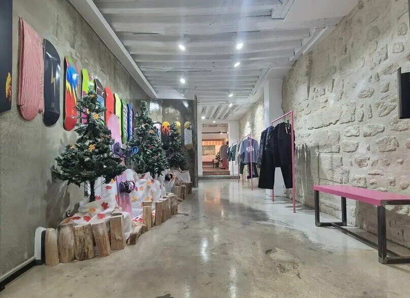 Retail in Paris for lease - Building Photo - Image 2 of 11