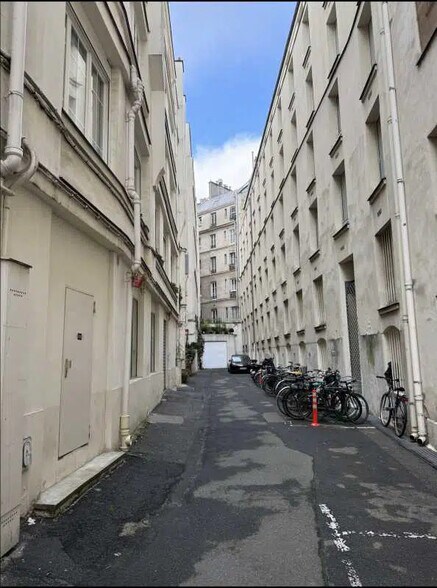 Retail in Paris for lease - Building Photo - Image 2 of 5