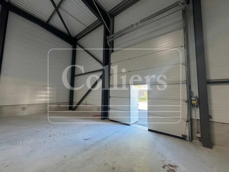 Flex in Signes for lease - Interior Photo - Image 2 of 2