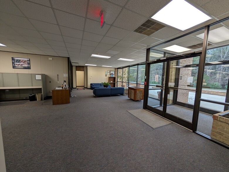 328 Elizabeth Brady Rd, Hillsborough, NC for lease - Interior Photo - Image 3 of 11