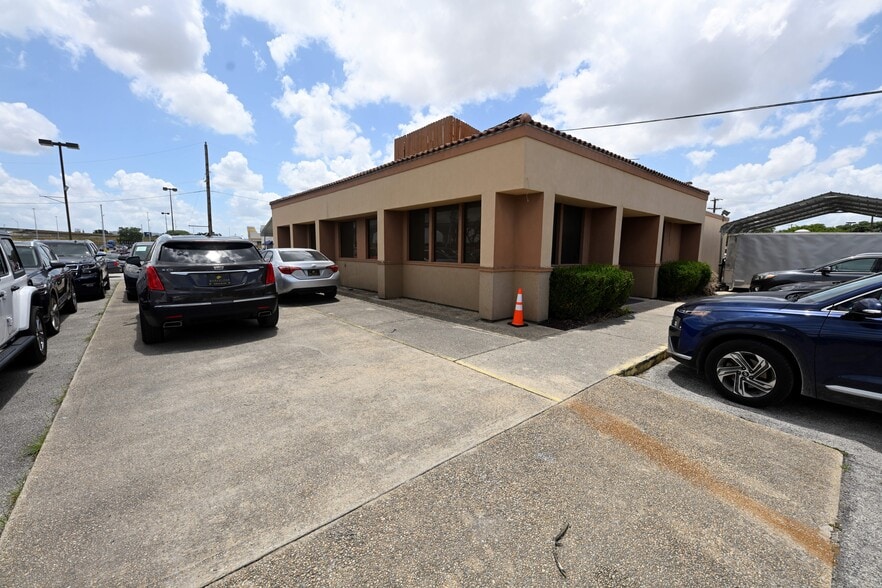 Loop 410 portfolio of 2 properties for sale on LoopNet.com - Building Photo - Image 2 of 4