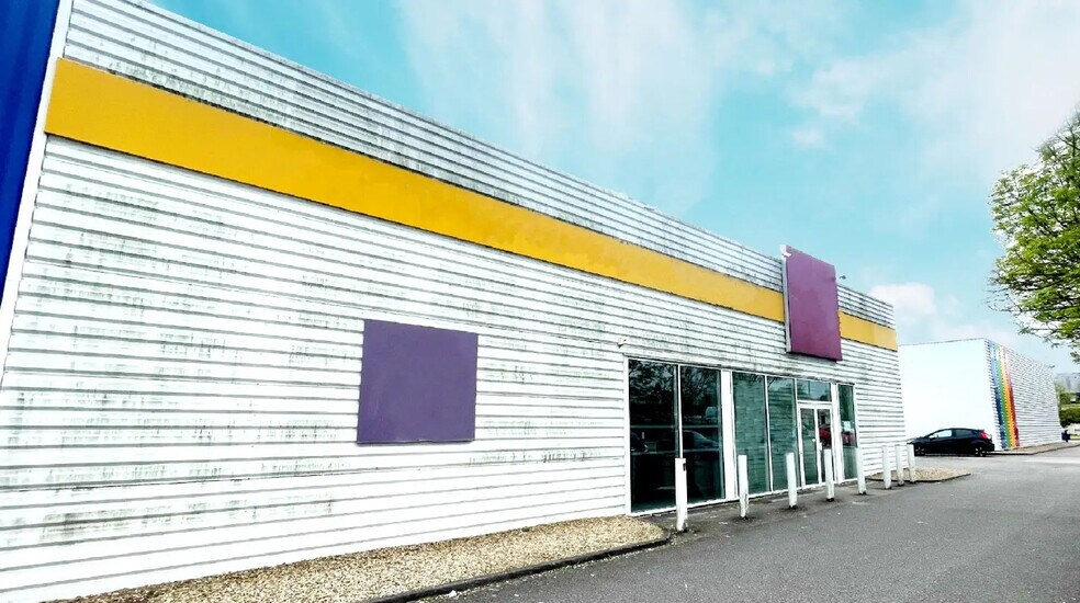 Retail in Antran for lease - Building Photo - Image 2 of 6