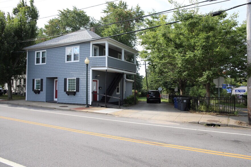 690 East Ave, Warwick, RI 02886
