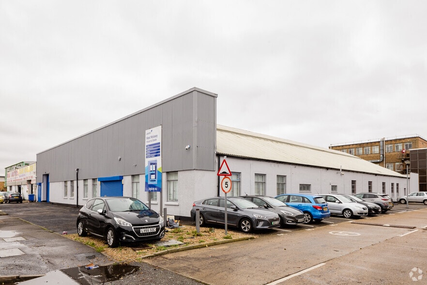 55 Central Av, West Molesey for sale - Primary Photo - Image 1 of 1