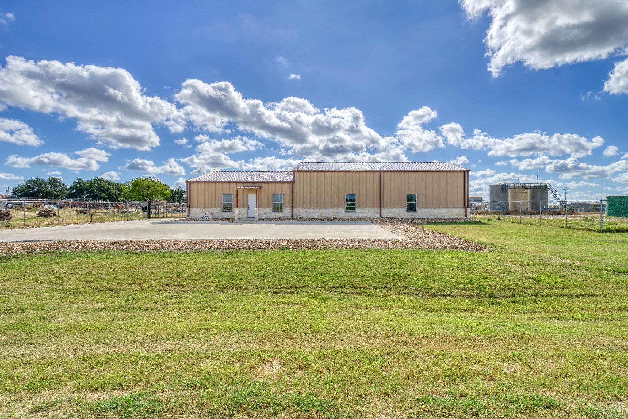 3813 Endeavor Loop Loop, Bryan, TX for sale Primary Photo- Image 1 of 1