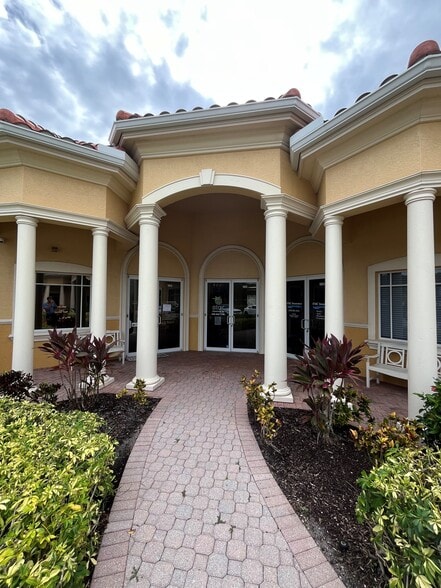 3380 Woods Edge Cir, Bonita Springs, FL for lease - Building Photo - Image 2 of 3