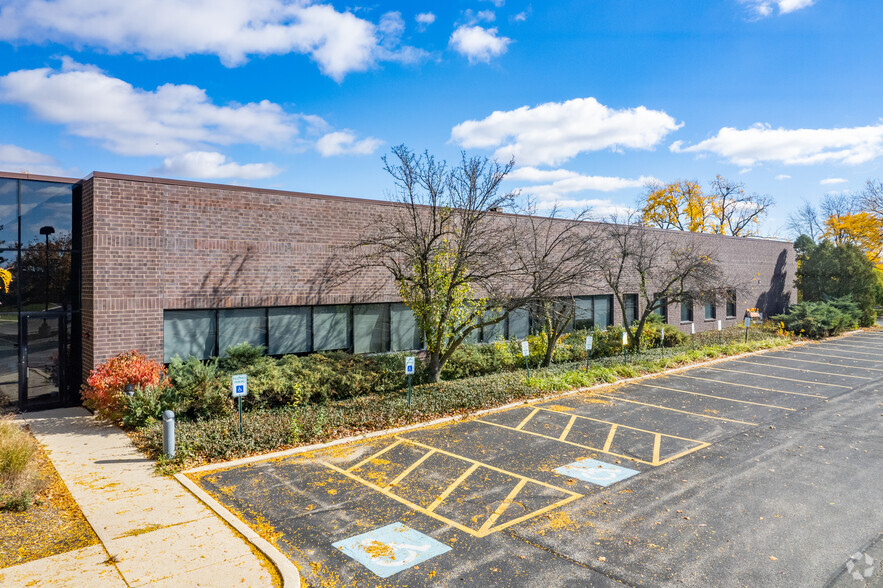 585 Slawin Ct, Mount Prospect, IL for lease - Building Photo - Image 3 of 16